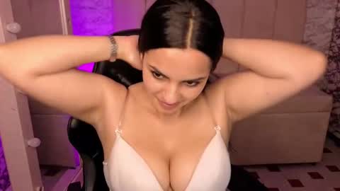 Snapshot of mialover_v chatting on 10.05.25 Hi Stream 1500 to 2100 online show from 10.05.25