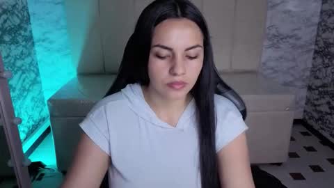 Snapshot of mialover_v chatting on 10.08.25 Hi Stream 1500 to 2100 online show from 10.08.25