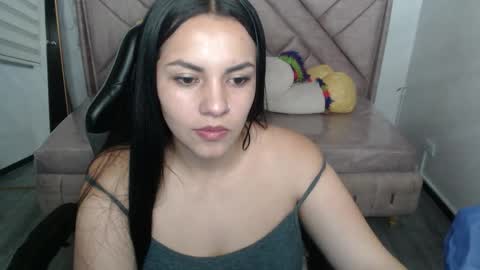 Snapshot of mialover_v chatting on 10.27.25 Hi Stream 1500 to 2100 online show from 10.27.25