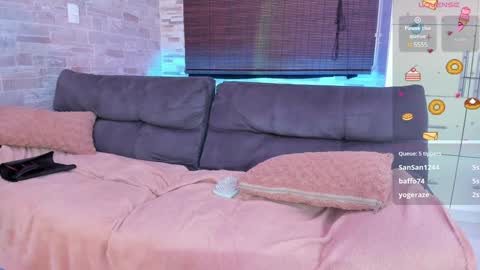 Snapshot of mialuxx chatting on 01.05.25 Mia online show from 01.05.25