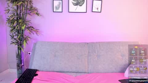 Snapshot of mialuxx chatting on 01.18.25 Mia online show from 01.18.25