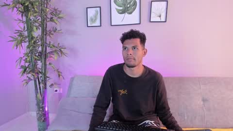 Snapshot of mialuxx chatting on 02.03.25 Mia online show from 02.03.25