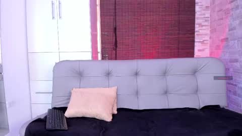 Snapshot of mialuxx chatting on 03.04.25 Mia online show from 03.04.25