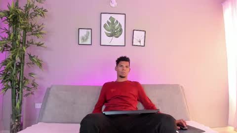 Snapshot of mialuxx chatting on 03.10.25 Mia online show from 03.10.25