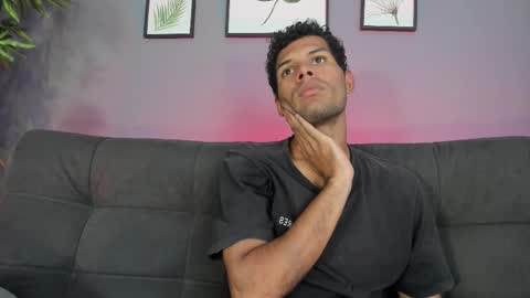 Snapshot of mialuxx chatting on 11.06.25 Mia online show from 11.06.25