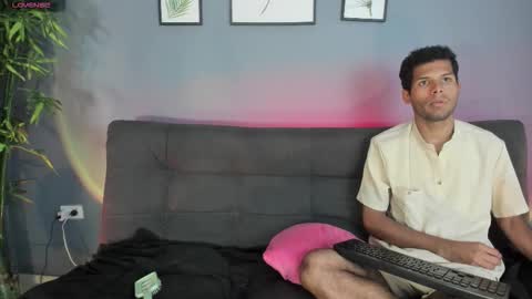 Snapshot of mialuxx chatting on 11.08.25 Mia online show from 11.08.25