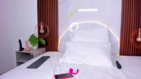 Mia  online show from 10.01.25