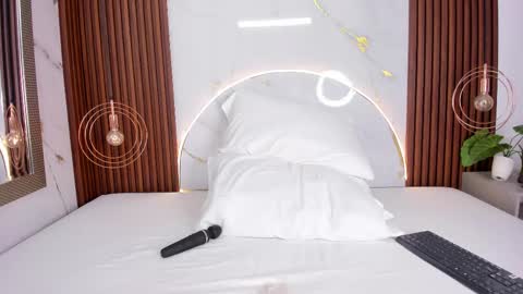 Mia  online show from 10.08.25