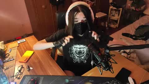 Snapshot of miaowhowl chatting on 09.25.25 Kristien online show from 09.25.25