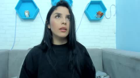 Mia Quevedo online show from 03.05.25