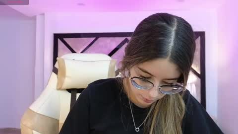 Mia online show from 04.14.26