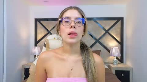 Snapshot of miasilverr chatting on 07.18.26 Mia online show from 07.18.26