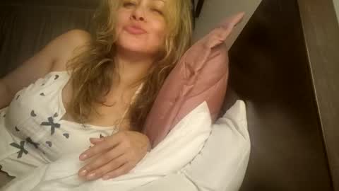 Snapshot of miasiren chatting on 10.12.25 miasiren online show from 10.12.25