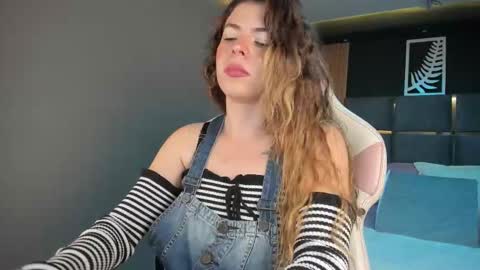 Snapshot of miatorres4 chatting on 10.25.25 miatorres4 online show from 10.25.25