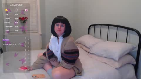 Snapshot of miawallace__ chatting on 01.28.25 Mia online show from 01.28.25