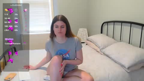 Snapshot of miawallace__ chatting on 02.17.25 Mia online show from 02.17.25