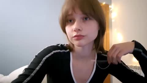 Snapshot of micasulejmanovski chatting on 09.26.25 Luna online show from 09.26.25