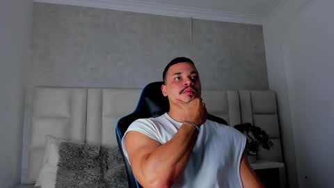 Snapshot of michael_reinolds chatting on 10.04.25 Michael online show from 10.04.25