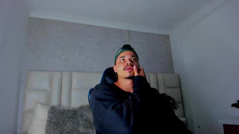 Snapshot of michael_reinolds chatting on 10.05.25 Michael online show from 10.05.25