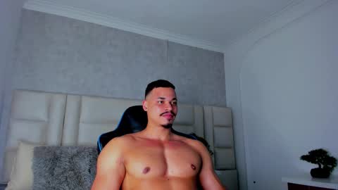 Snapshot of michael_reinolds chatting on 11.01.25 Michael online show from 11.01.25