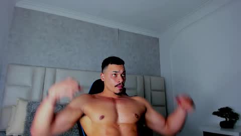 Snapshot of michael_reinolds chatting on 11.05.25 Michael online show from 11.05.25