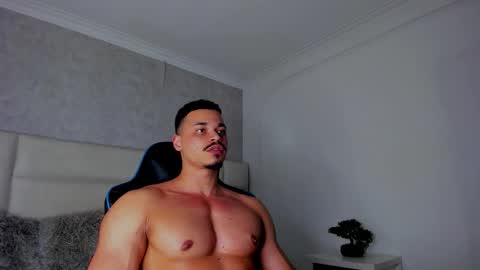 Snapshot of michael_reinolds chatting on 11.08.25 Michael online show from 11.08.25