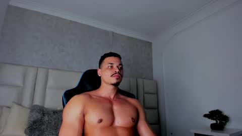 Snapshot of michael_reinolds chatting on 11.09.25 Michael online show from 11.09.25