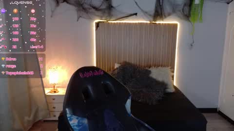 michell_petty01 online show from 10.28.25