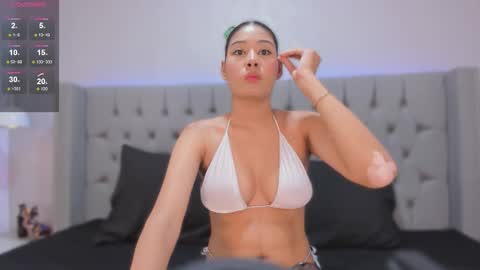 Snapshot of michelleking_ chatting on 10.18.25 michelleking_ online show from 10.18.25