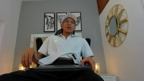 Snapshot of mickey_beasley chatting on 10.12.25 mickey online show from 10.12.25