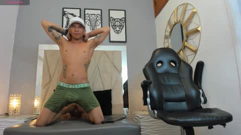 Snapshot of mickey_beasley chatting on 10.14.25 mickey online show from 10.14.25