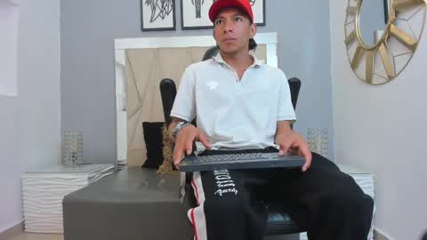 Snapshot of mickey_beasley chatting on 10.19.25 mickey online show from 10.19.25