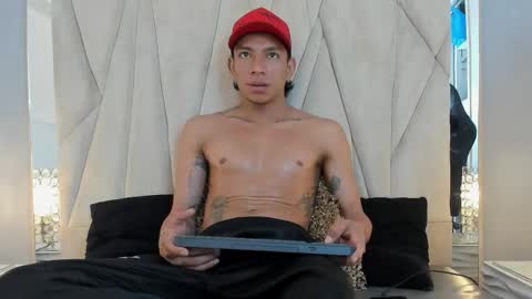 Snapshot of mickey_beasley chatting on 10.22.25 mickey online show from 10.22.25