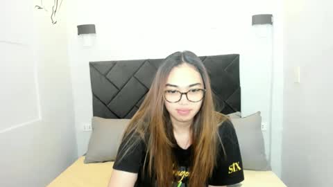 Snapshot of midnightbunny_ chatting on 12.08.24 Bunny 3 online show from 12.08.24