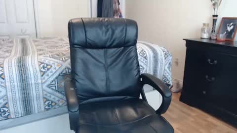 Snapshot of midsummernightsdream chatting on 03.04.25 MidsummerNightsDream online show from 03.04.25