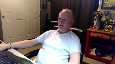 Snapshot of midwestdad09 chatting on 04.20.26 midwestdad09 online show from 04.20.26