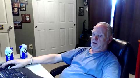 Snapshot of midwestdad09 chatting on 04.24.26 midwestdad09 online show from 04.24.26