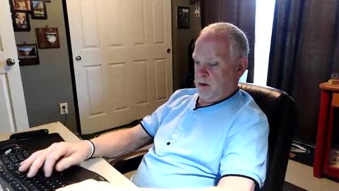 Snapshot of midwestdad09 chatting on 04.27.26 midwestdad09 online show from 04.27.26