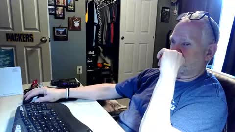 Snapshot of midwestdad09 chatting on 04.29.26 midwestdad09 online show from 04.29.26