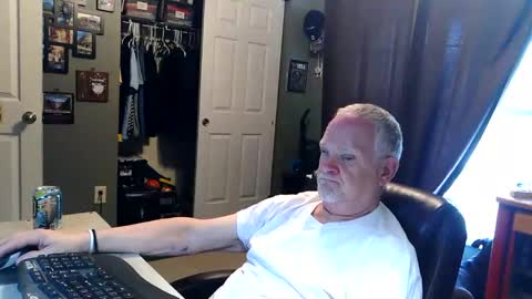 Snapshot of midwestdad09 chatting on 05.07.26 midwestdad09 online show from 05.07.26