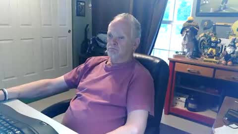 Snapshot of midwestdad09 chatting on 05.18.26 midwestdad09 online show from 05.18.26