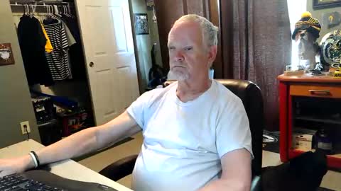 Snapshot of midwestdad09 chatting on 05.21.26 midwestdad09 online show from 05.21.26