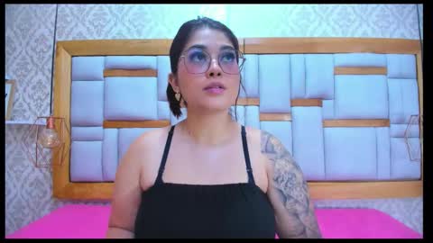 Mia  online show from 11.02.25