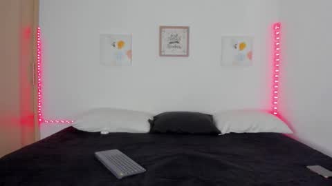 Mia Jones online show from 12.19.25