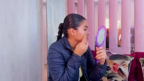 Mia  online show from 09.17.25