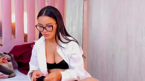 Mia  online show from 09.26.25