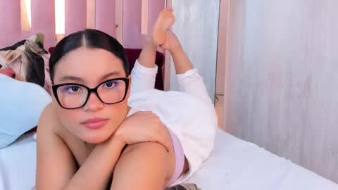 Mia  online show from 10.01.25