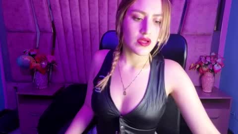 MiaScarlet online show from 09.11.25