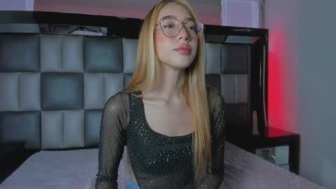 Snapshot of miia_spencer chatting on 05.20.26 Mia online show from 05.20.26