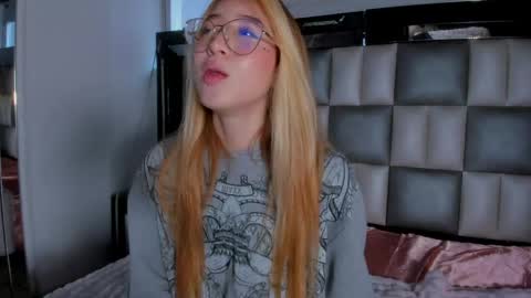 Snapshot of miia_spencer chatting on 05.27.26 Mia online show from 05.27.26